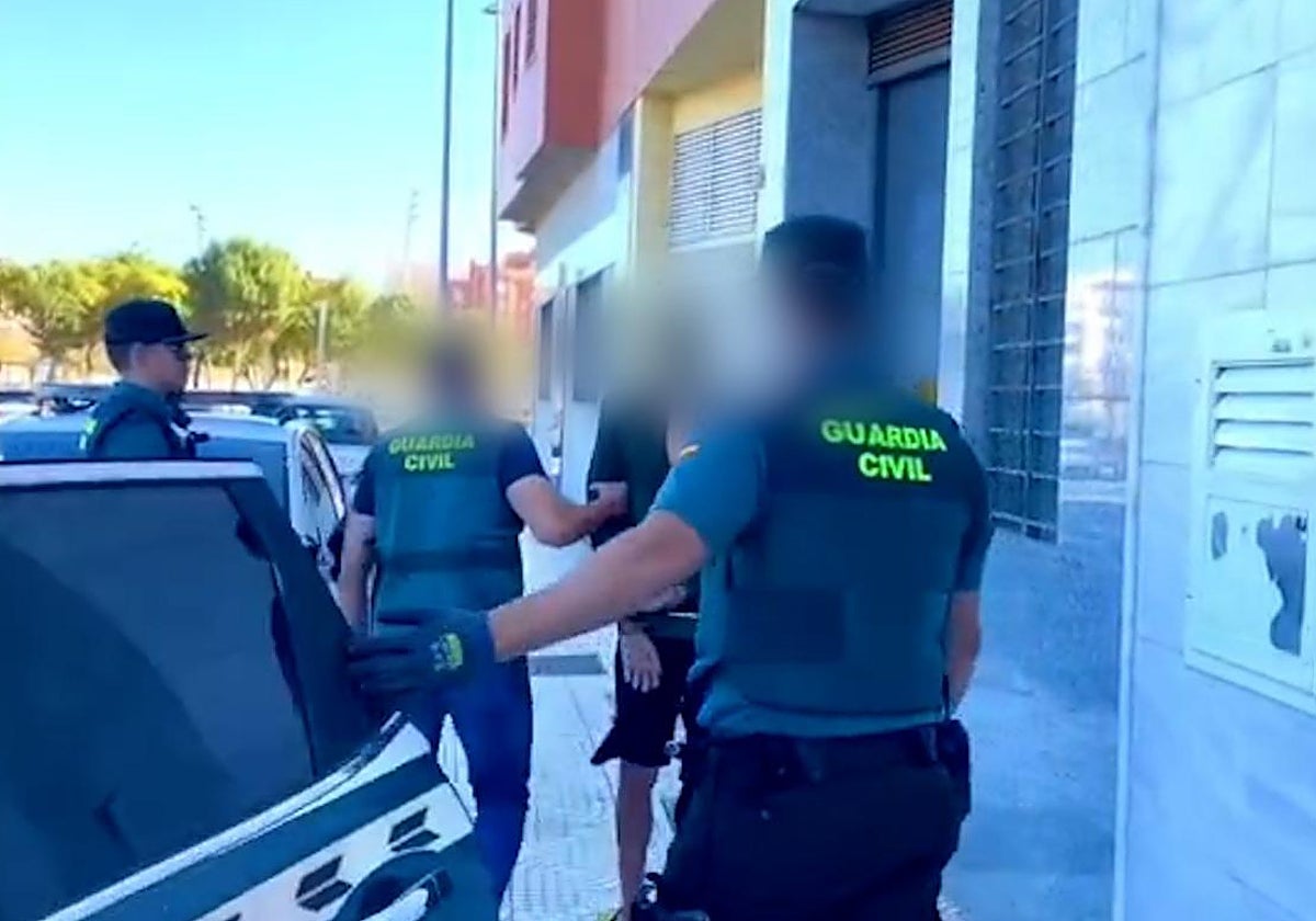 Agentes de Guardia Civil detienen a un individuo en Almería en una imagen de archivo