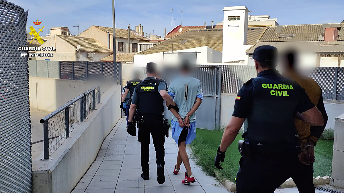 Imagen de los agentes de la Guardia Civil con los detenidos