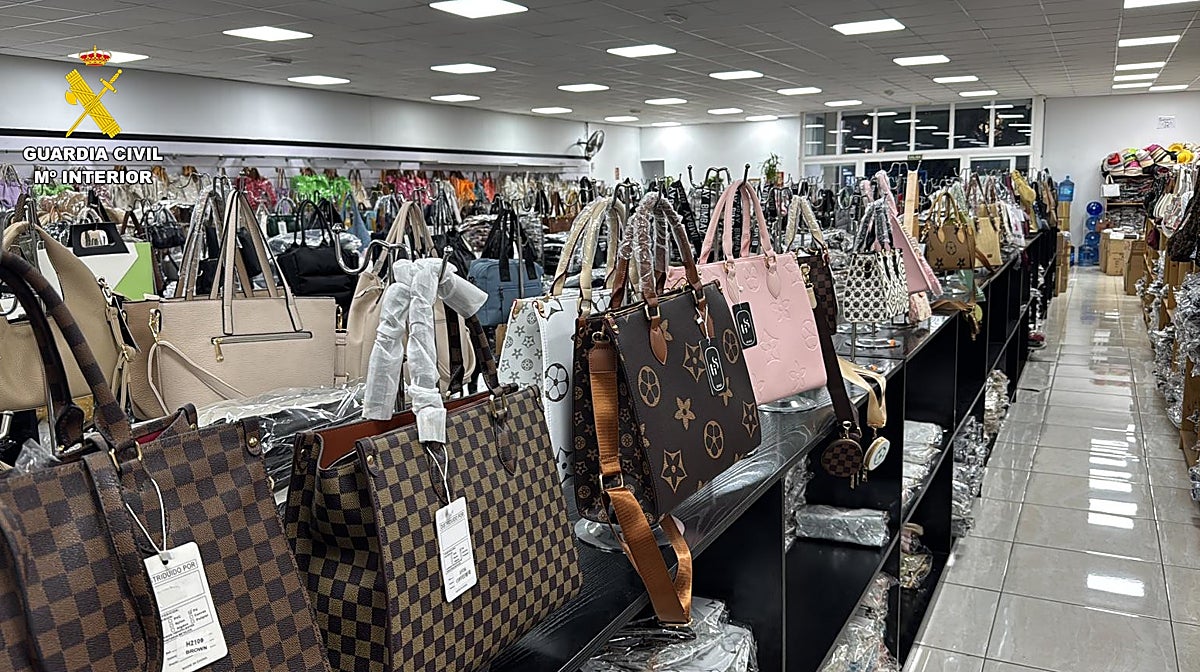 Imagen de los bolsos de marca falsificados incautados