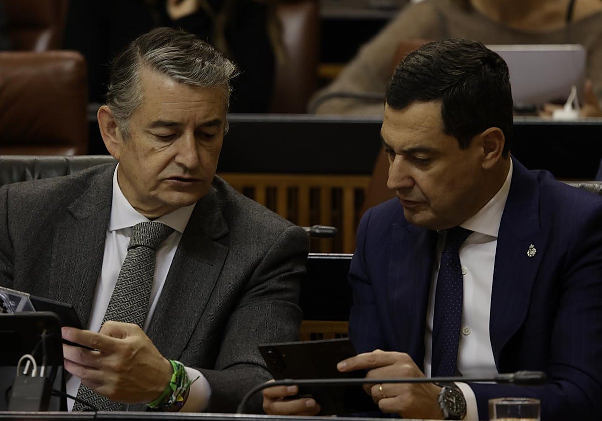 Juanma Moreno y Antonio Sanz durante el pleno del Parlamento
