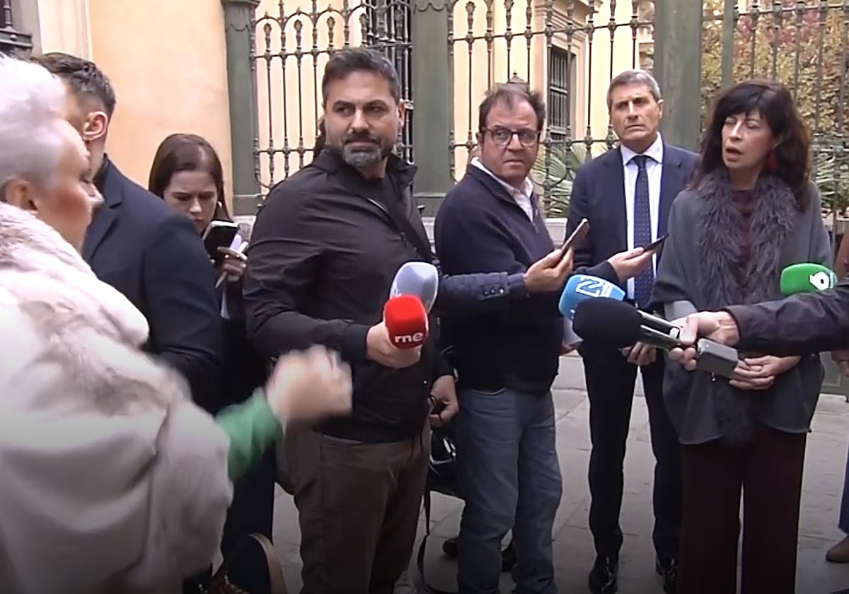 La ministra de Igualdad, increpada en la comparecencia que ha tenido en Granada