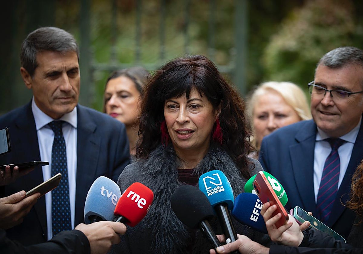 La ministra de Igualdad, Ana Redondo, atiende a los medios hoy en Granada