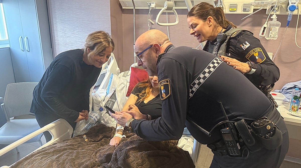 Imagen de los policías visitando en el hospital a la madre y al bebé que asistieron