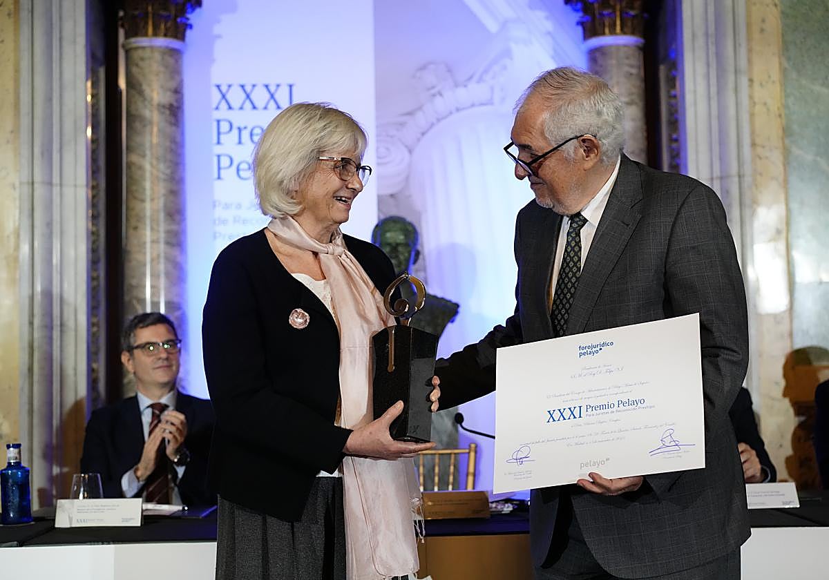 Paloma Biglino recibe el premio de manos del presidente del Constitucional, Cándido Conde-Pumpido