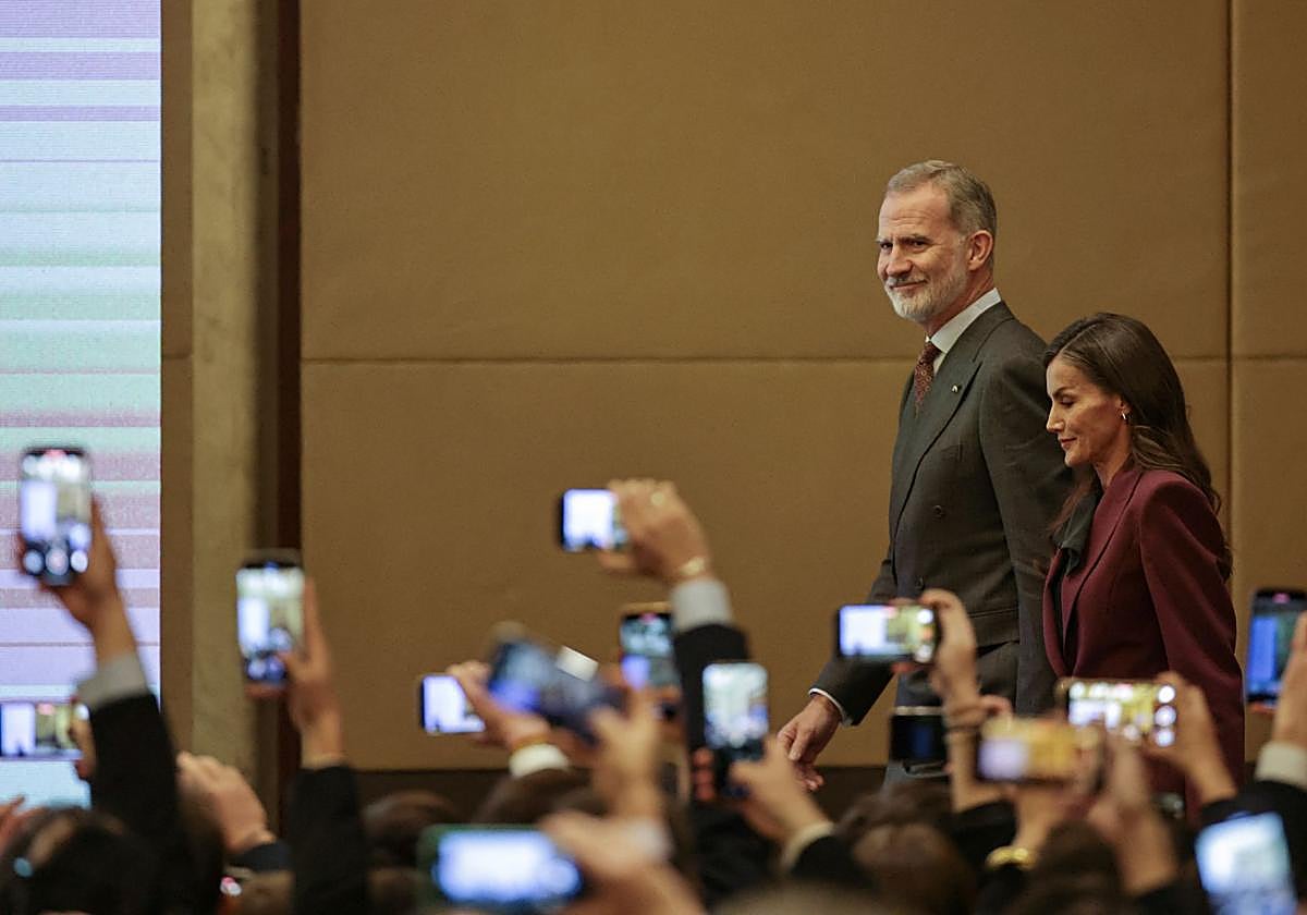 Los Reyes en un encuentro con residentes españoles en China