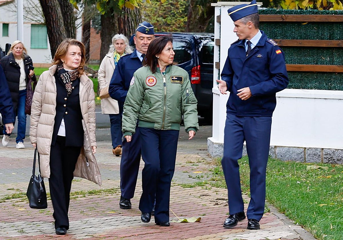Robles, este jueves, en una visita a la base aérea de Matacán, en Salamanca