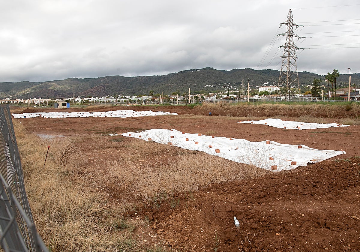 Zona de los restos hallados en la Ronda Norte cubiertas por lonas el pasado 30 de octubre