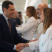Juanma Moreno saluda al personal sanitario a su llegada al centro de día oncohematológico del Hospital Universitario Virgen de la Victoria de Málaga