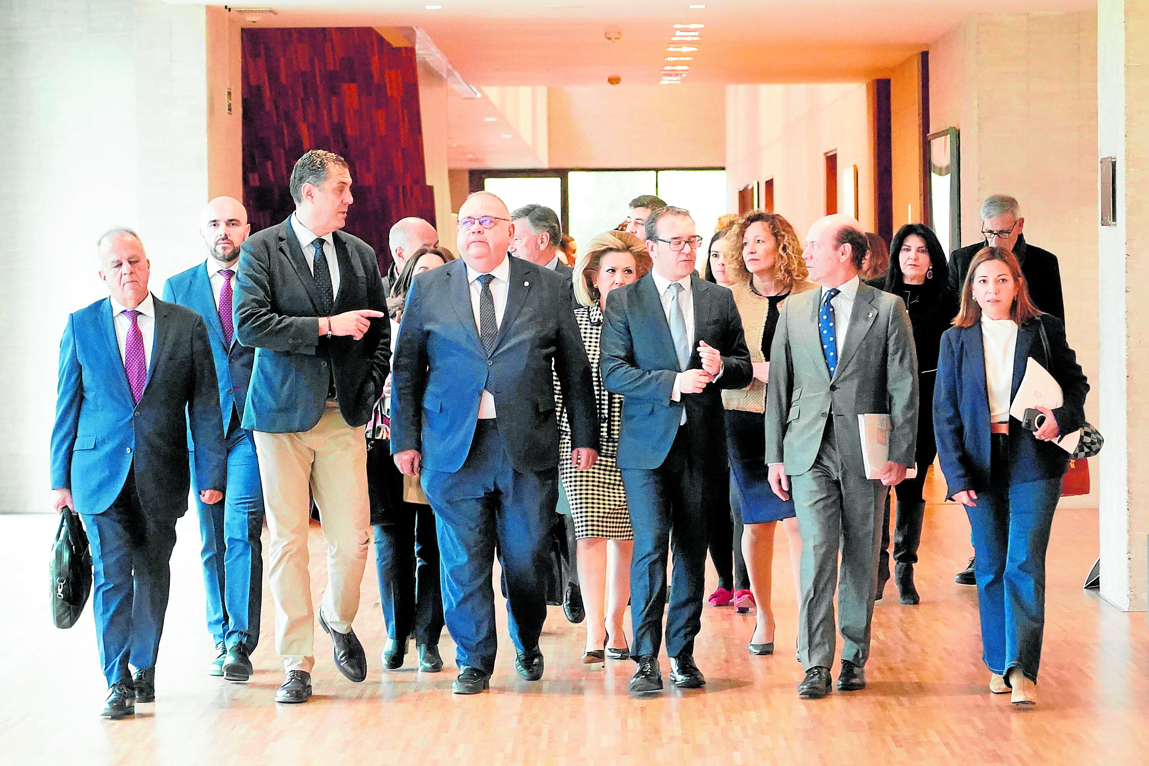 El consejero de Sanidad, Alejandro Vázquez, junto a su equipo en las Cortes de Castilla y León