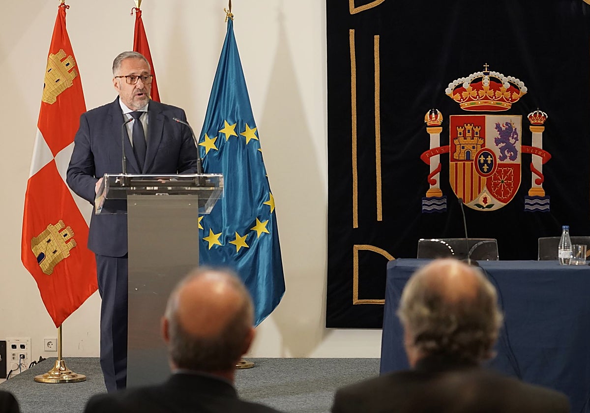 El presidente de las Cortes de Castilla y León, Carlos Pollán, interviene en el inicio del seminario «Integridad en el sector público y canales de denuncia», organizado por la Autoridad Independiente en materia de Corrupción de Castilla y León y el Consejo de Cuentas
