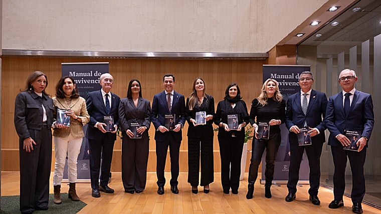 Representantes institucionales acompañan a Moreno en su presentación