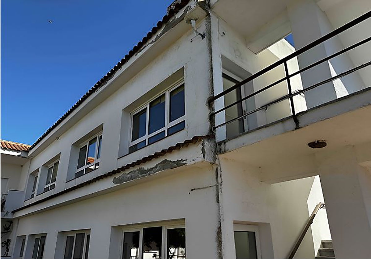 Fachada del centro de minusválidos de Pozoblanco, con humedades y grietas visibles