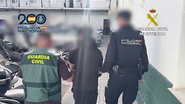 Tres detenidos por el homicidio de un hombre al que arrastraron con el coche tras robarle el móvil en Torrevieja