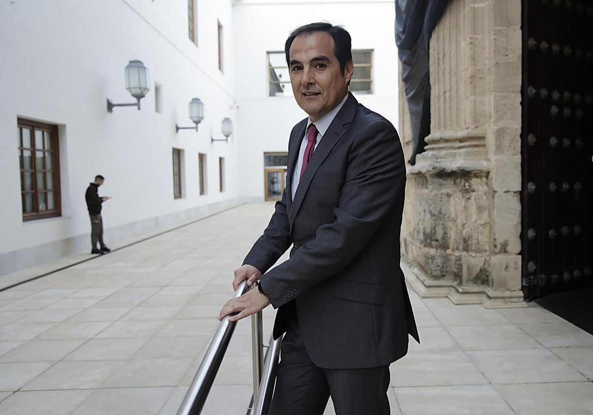El consejero andaluz de Justicia, Administración Local y Función Pública, José Antonio Nieto, posa para ABC en el Parlamento andaluz el pasado miércoles
