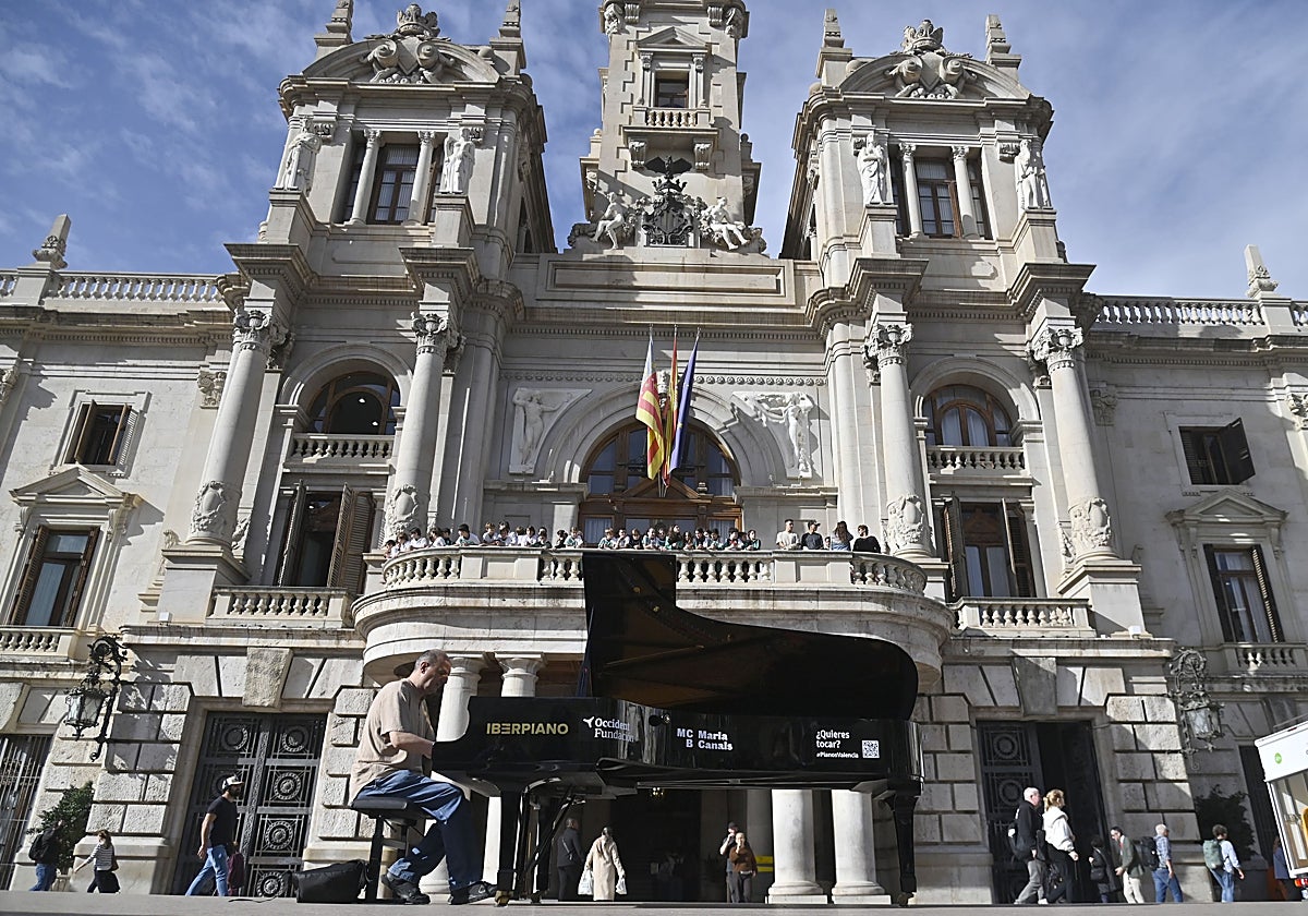Imagen del piano instalado en la plaza del Ayuntamiento de Valencia