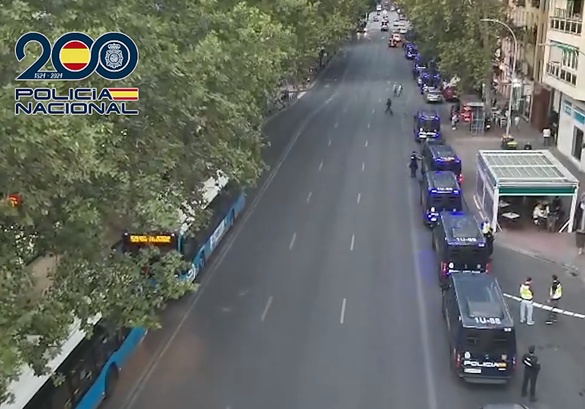 Despliegue policial durante el desmantelamiento del bloque de viviendas donde se ejercía la prostitución en Arganzuela