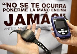 La Comunidad de Madrid solicita a todos los ayuntamientos datos de nuevas incidencias de las pulseras antimaltrato