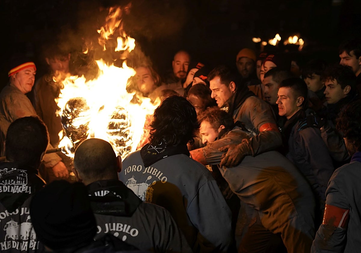 Medinaceli (Soria) celebra su Toro Jubilo, el único con fuego de Castilla y León
