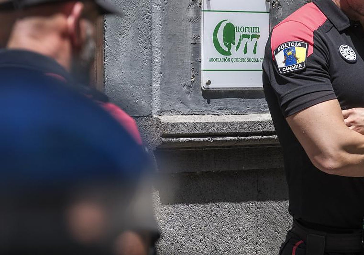 Agentes de la Policía Canaria durante una operación judicial