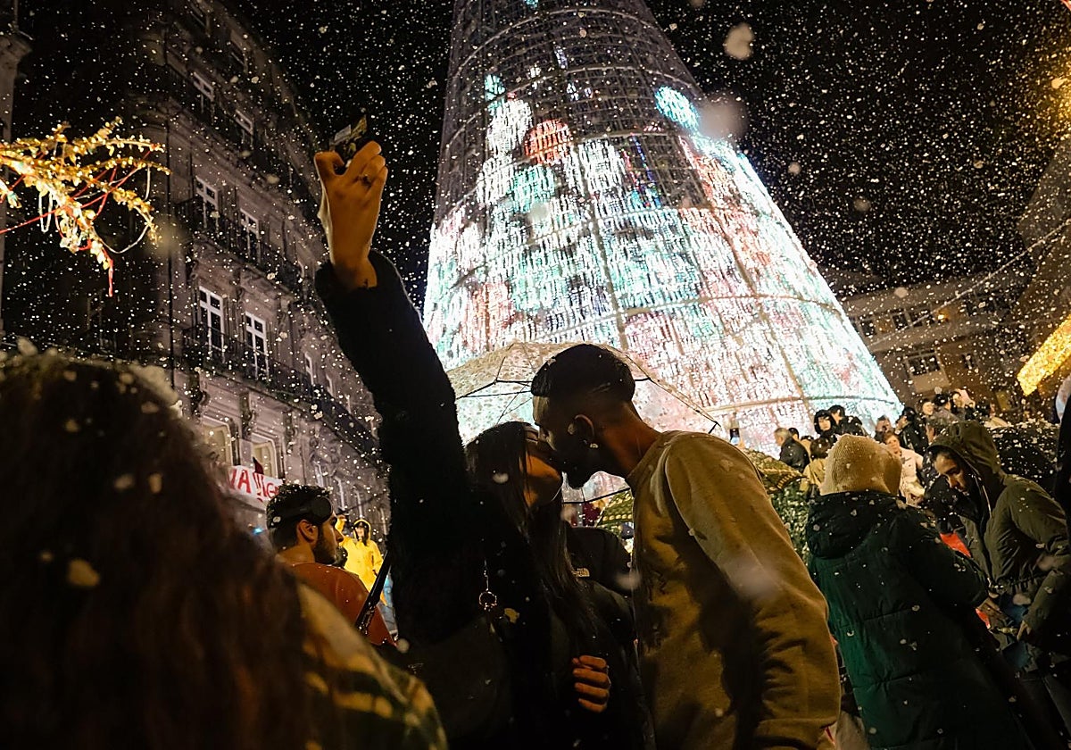 Una pareja se besa en la Porta do Sol de Vigo, este sábado, durante el encendido de las luces de Navidad
