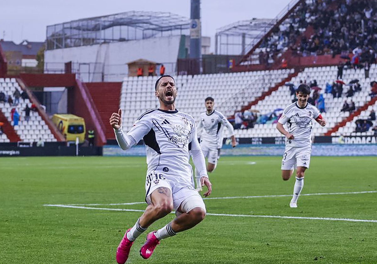 Un potente zurdazo de Lazo acabó con  el balón en la red