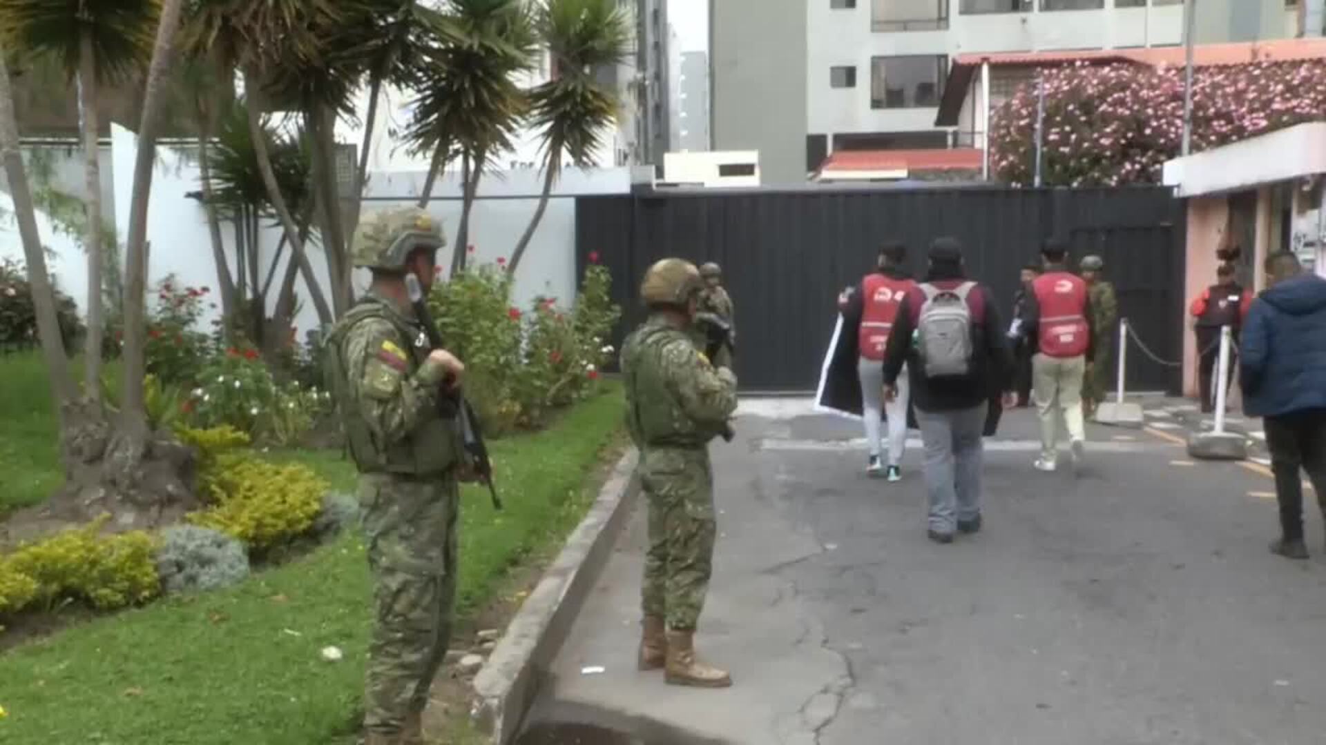 Fuerzas Armadas de Ecuador entregan paquetes electorales a los puntos de votación para el referéndum