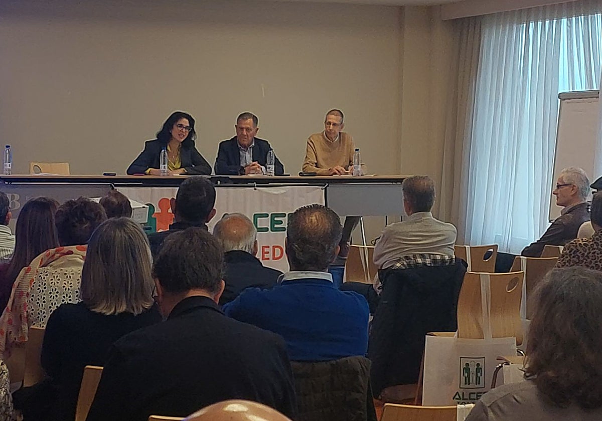 Juan Carlos García, presidente de Alcer-Toledo, junto a la concejala de Asuntos Sociales, Marisol Illescas