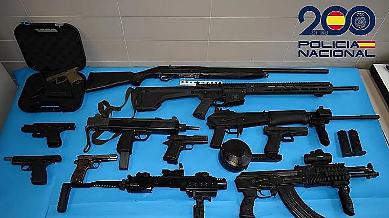 Parte del arsenal incautado a un clan de la marihuana en Granada