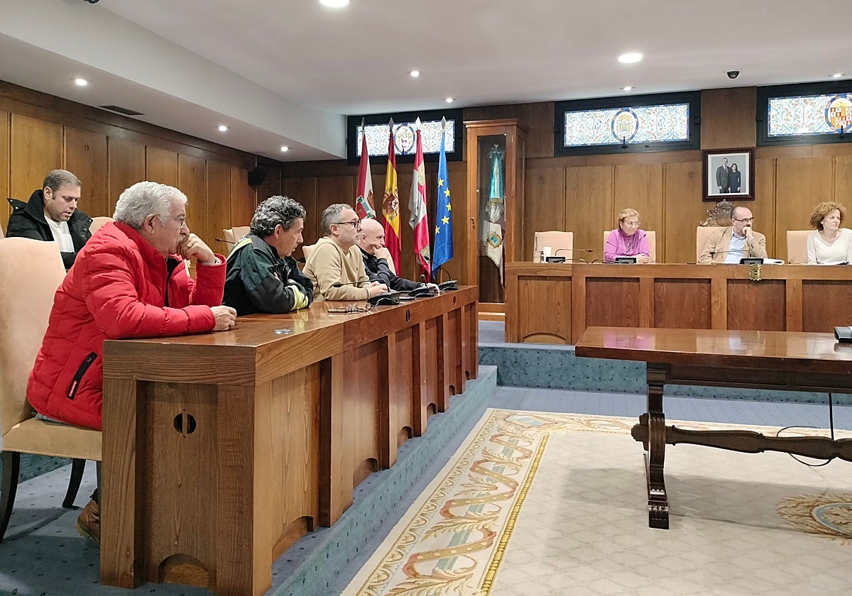 Parte del Ayuntamiento de Ponferrada en una de las reuniones celebradas a consecuencia de los problemas en el suministro de agua