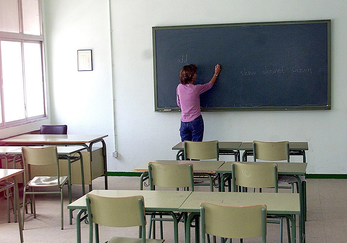 Una docente en un aula