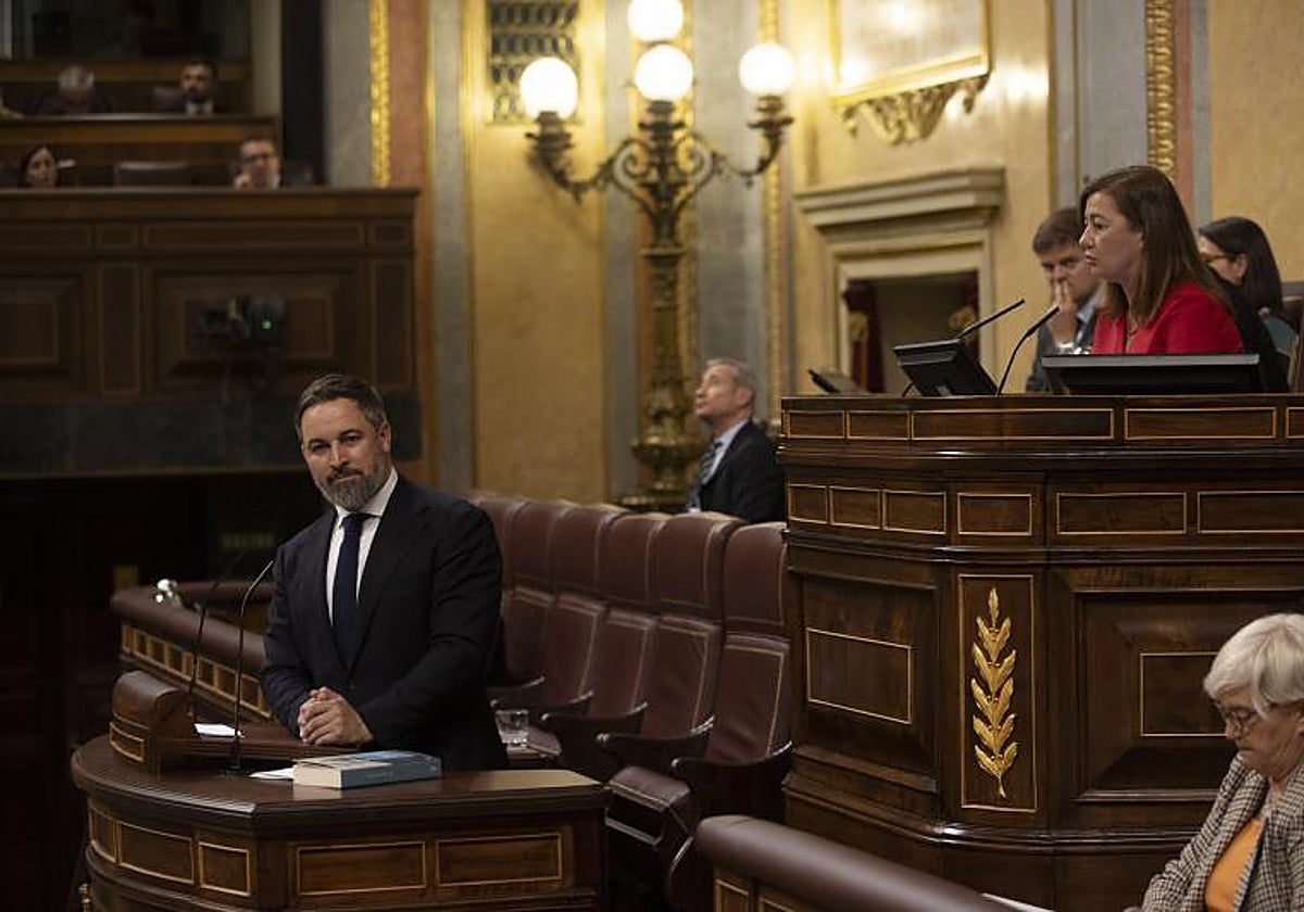 Abascal en la tribuna del Congreso frente a la presidenta Francina Armengol