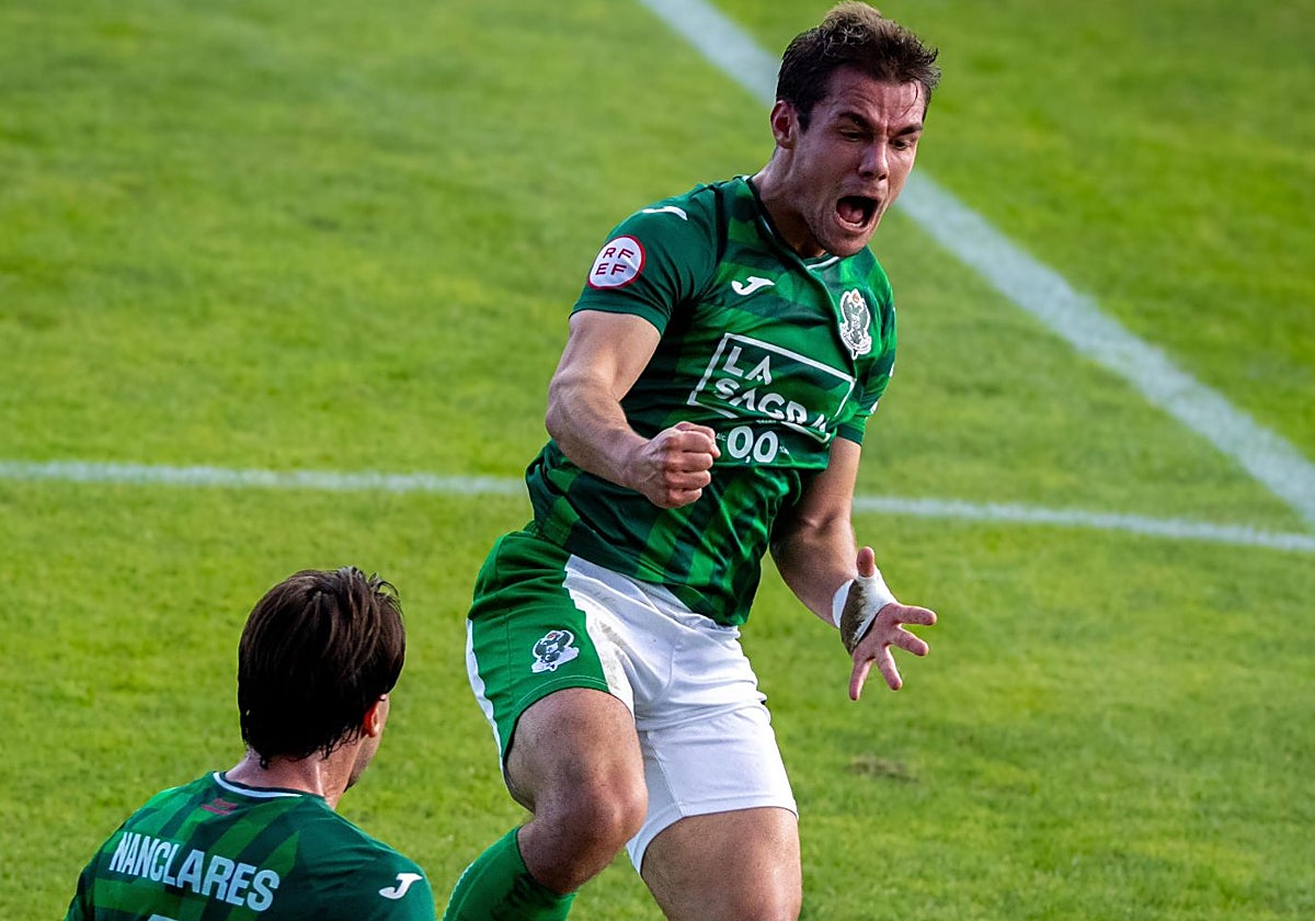 El ariete madrileño Luis Molina celebra el 1-0 en la matinal de este domingo