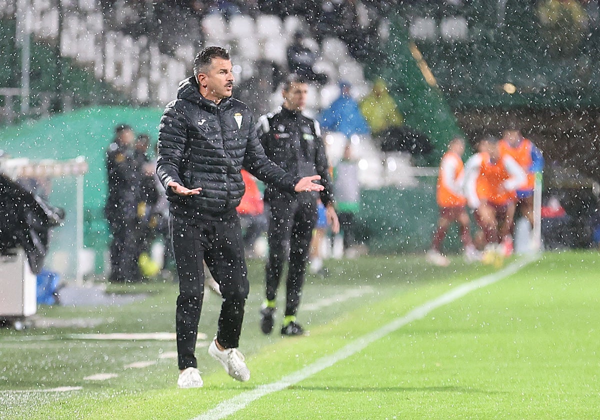 Iván Ania se lamenta en una acción en el partido ante el Deportivo