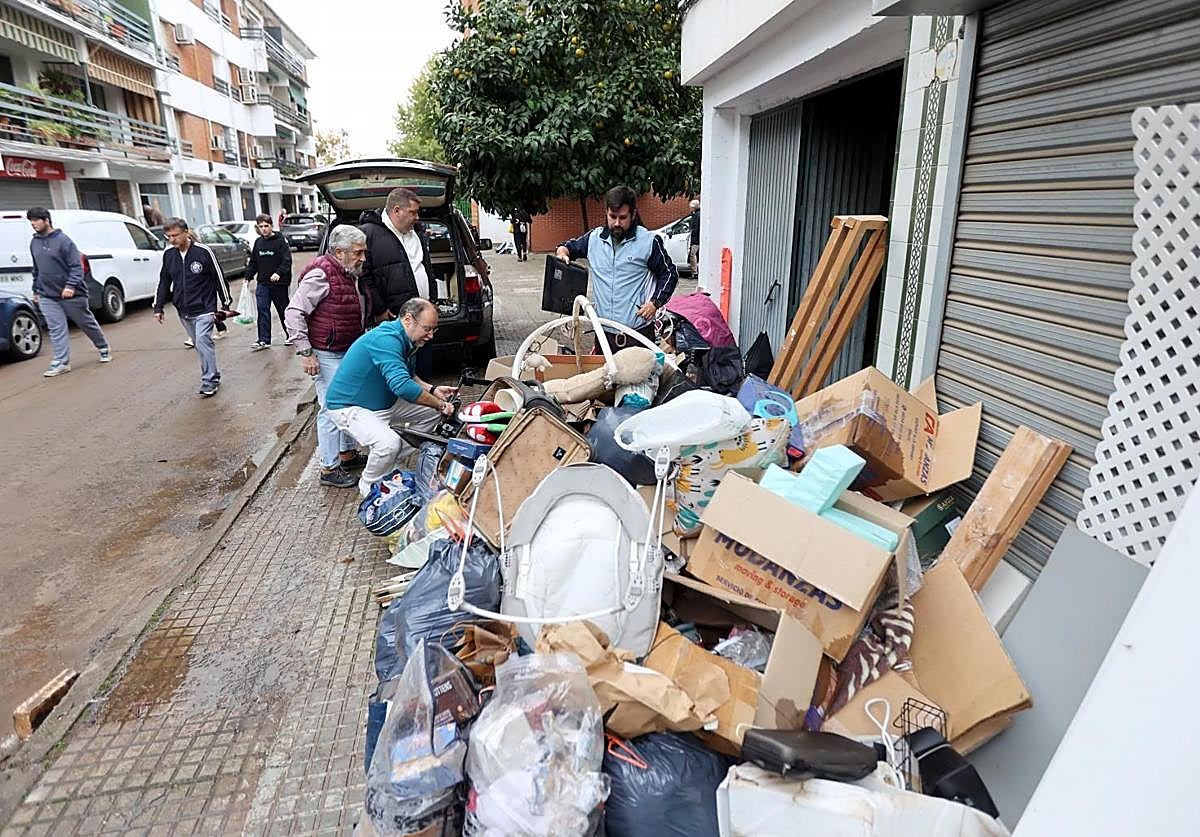 Vecinos en la avenida del Corregidor cuantificando daños tras el paso de la borrasca Claudia