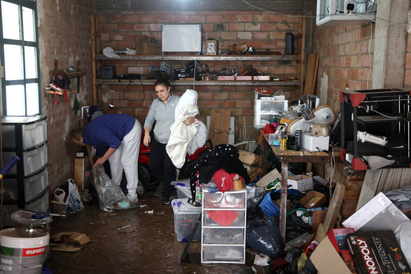 Las tareas de limpieza en avenida del Corregidor tras las fuertes lluvias en Córdoba, en imágenes
