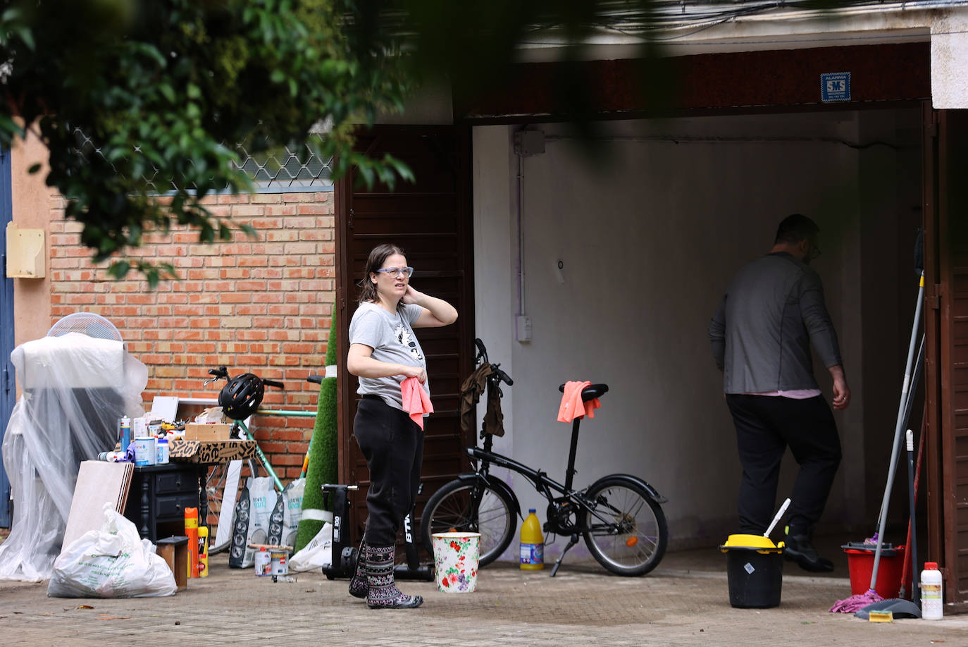 Las tareas de limpieza en avenida del Corregidor tras las fuertes lluvias en Córdoba, en imágenes