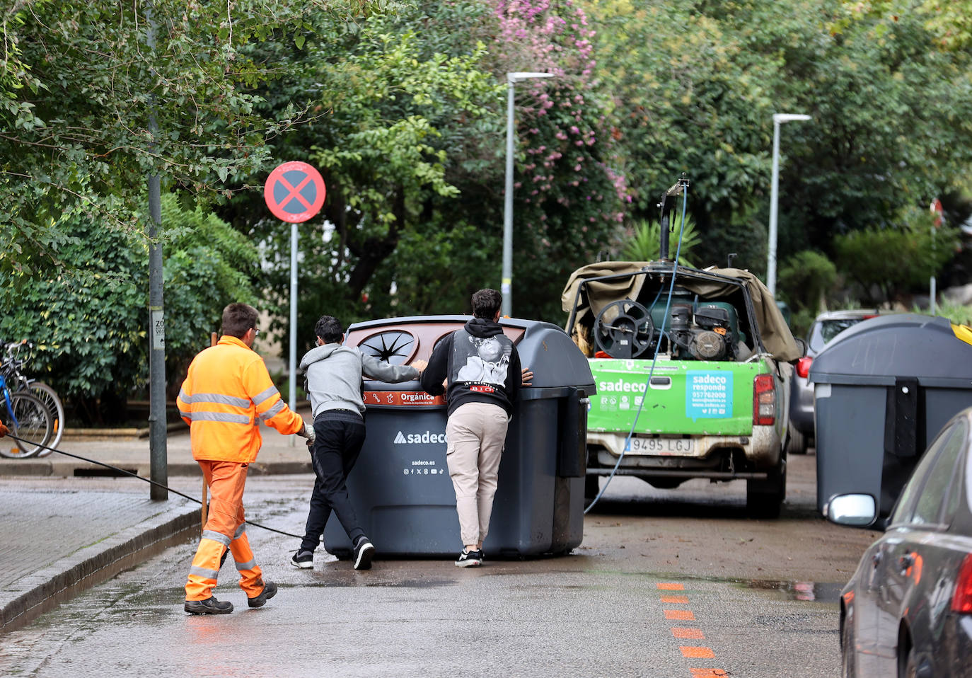 Las tareas de limpieza en avenida del Corregidor tras las fuertes lluvias en Córdoba, en imágenes