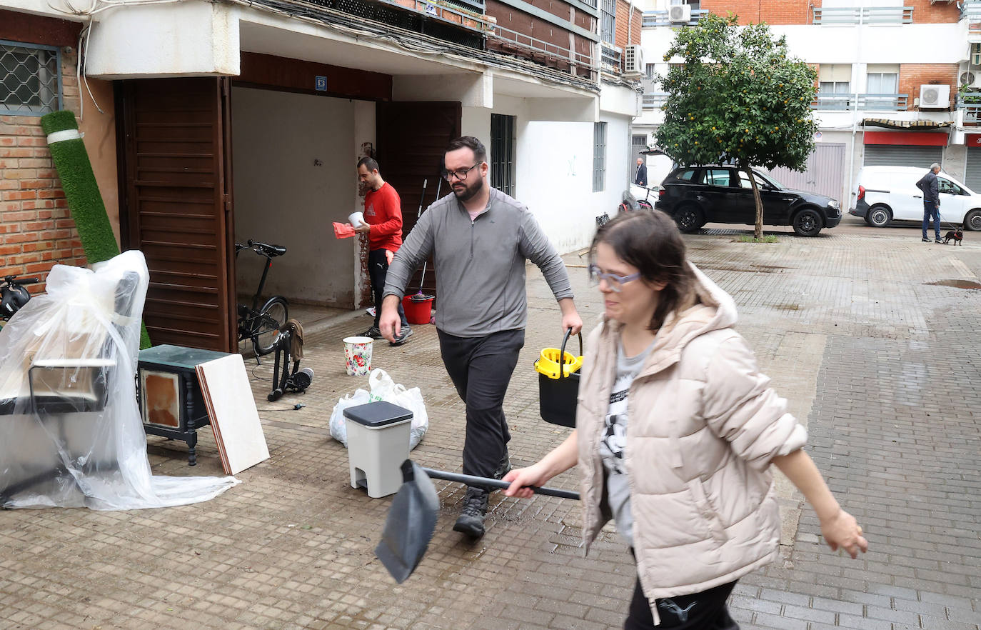 Las tareas de limpieza en avenida del Corregidor tras las fuertes lluvias en Córdoba, en imágenes