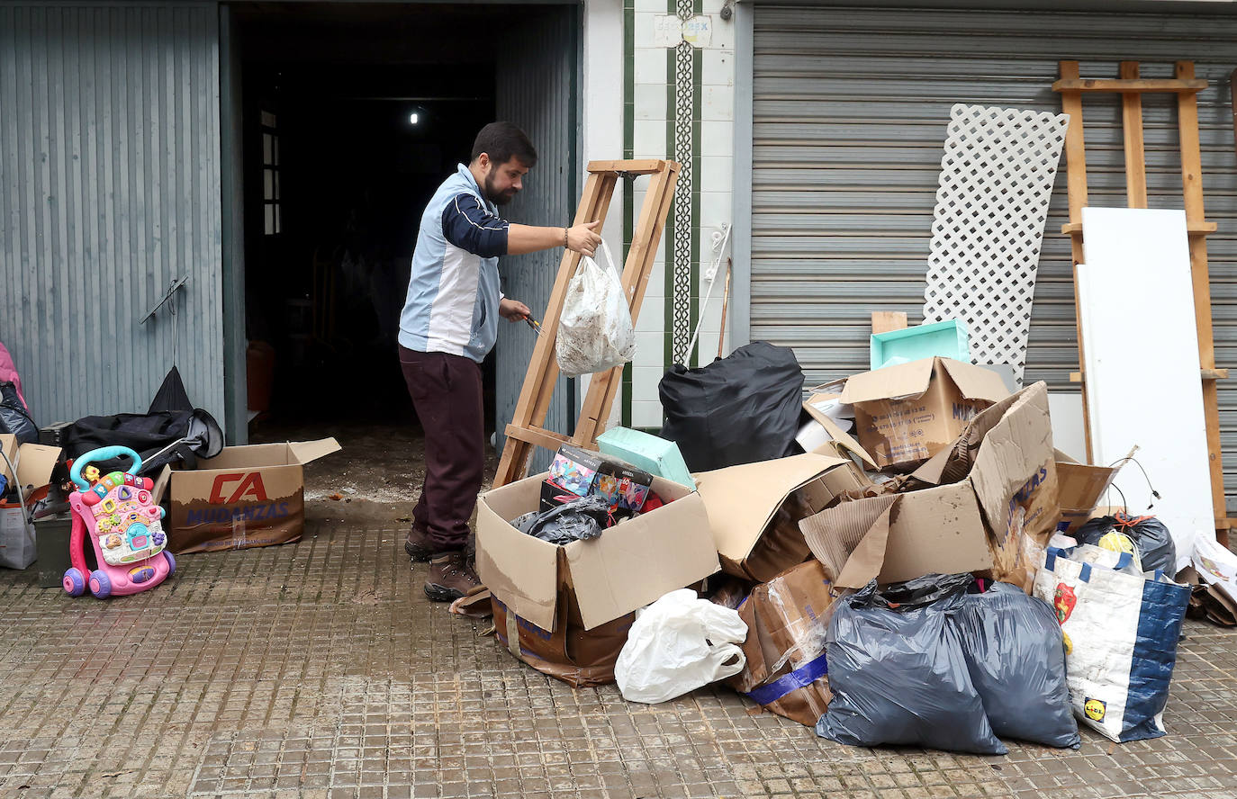 Las tareas de limpieza en avenida del Corregidor tras las fuertes lluvias en Córdoba, en imágenes