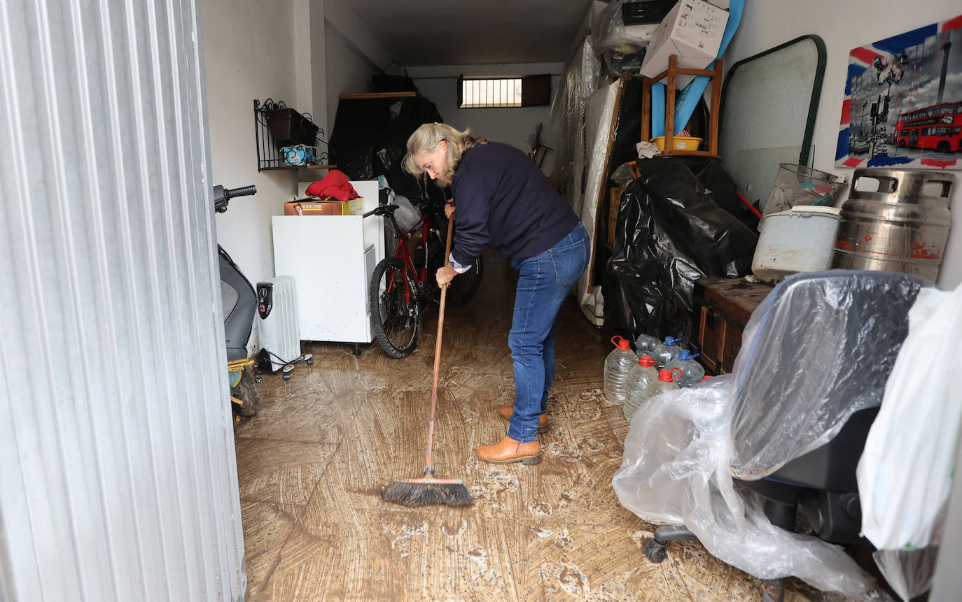 Las tareas de limpieza en avenida del Corregidor tras las fuertes lluvias en Córdoba, en imágenes