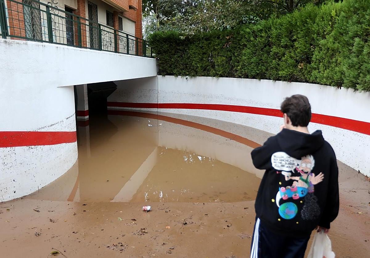 Cochera inundada en la capital cordobesa tras el paso de la borrasca Claudia este sábado