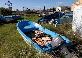 Pateras apiladas en Palma, donde llegan cientos de argelinos por mar