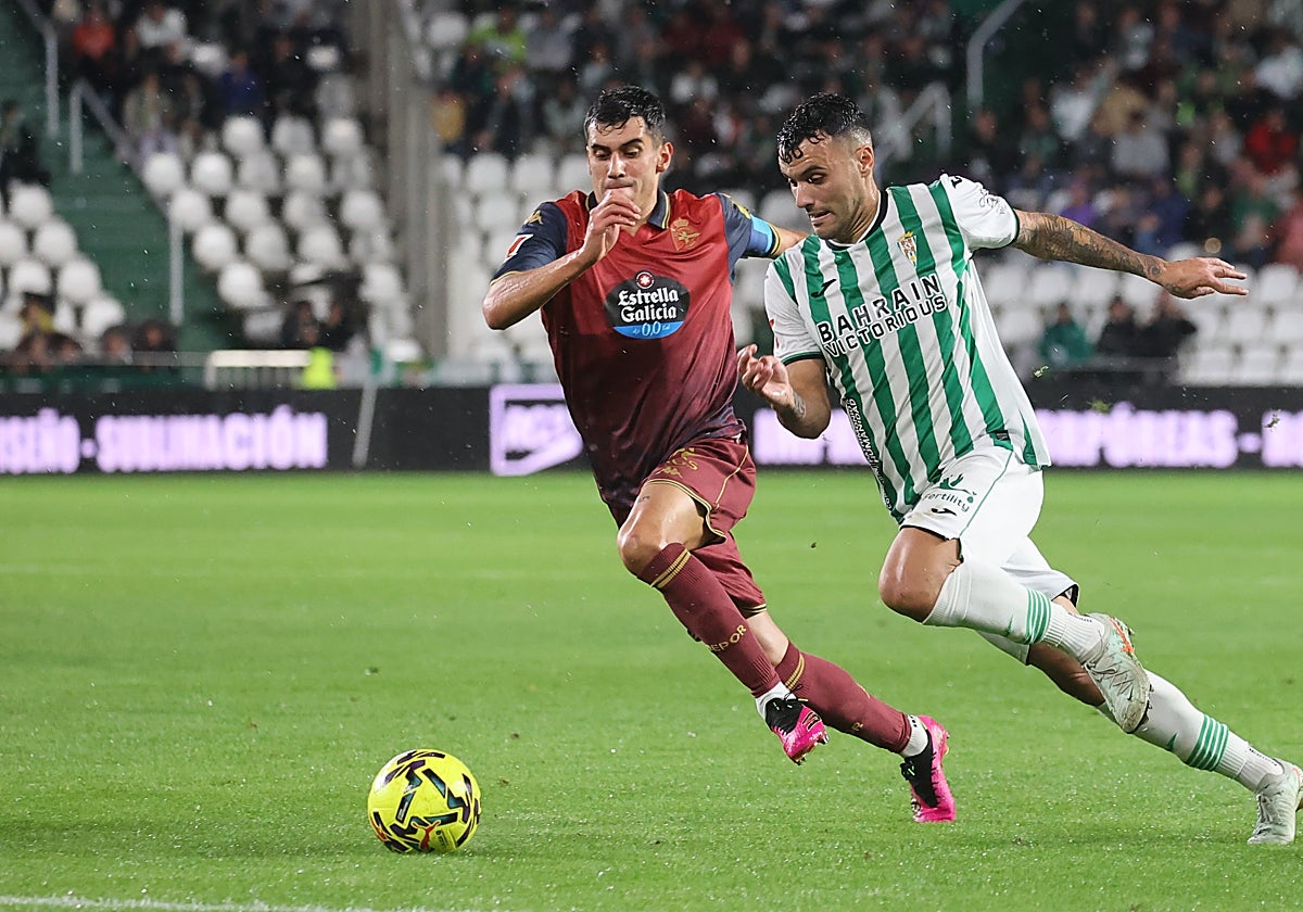 Álex Martín se intenta marchar de un defensor del Deportivo
