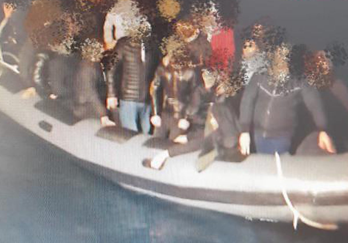 Imagen de la patera interceptada remitida por la Policía Nacional