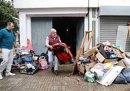 Las tareas de limpieza en avenida del Corregidor tras las fuertes lluvias en Córdoba, en imágenes