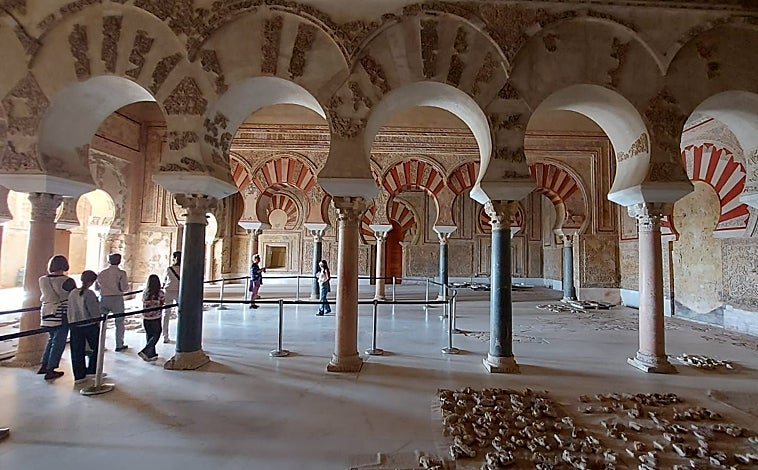 Imagen principal - Los que han podido acceder al Salón Rico de Medina Azahara en el programa 'Abierto por obras' han comprado el avance de los trabajos en el interior y el exterior