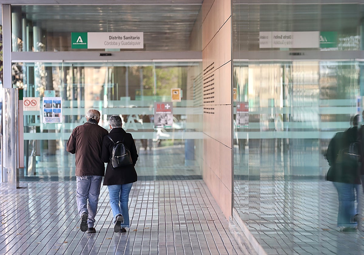 Dos personas acceden a un centro de salud en Córdoba capital