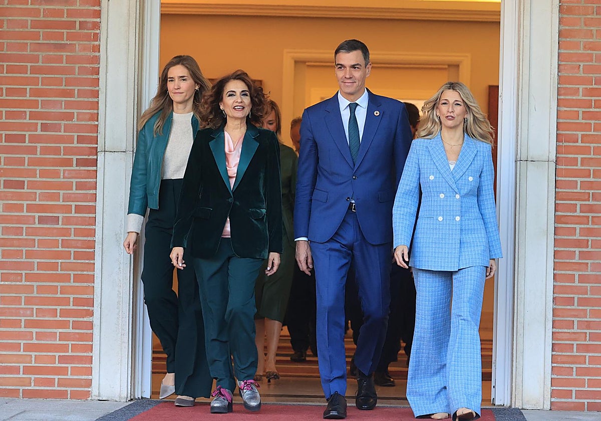 Sánchez y sus vicepresidentas saliendo de Moncloa