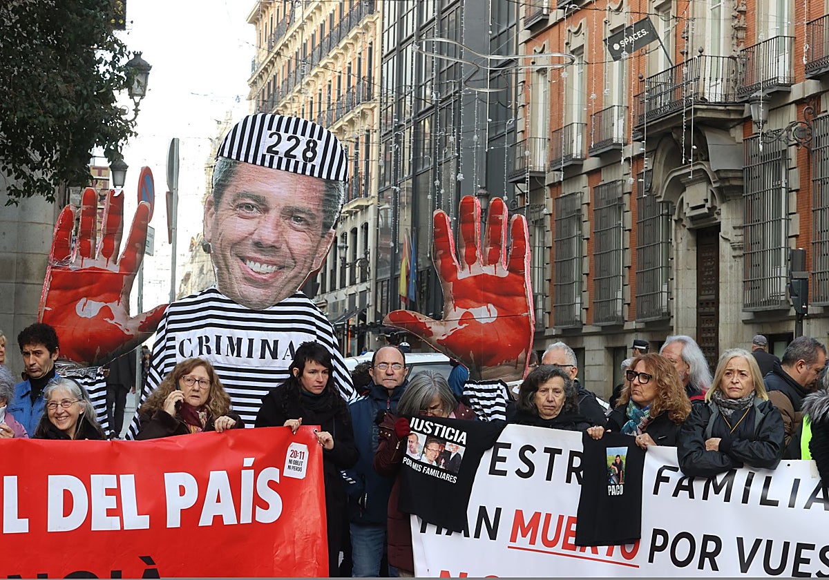 Familiares de las víctimas de la dana protestan a las puertas del Congreso antes de la comparecencia de Mazón