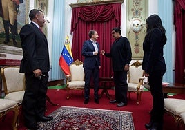 Maduro saludando a Zapatero en el Palacio de Miraflores